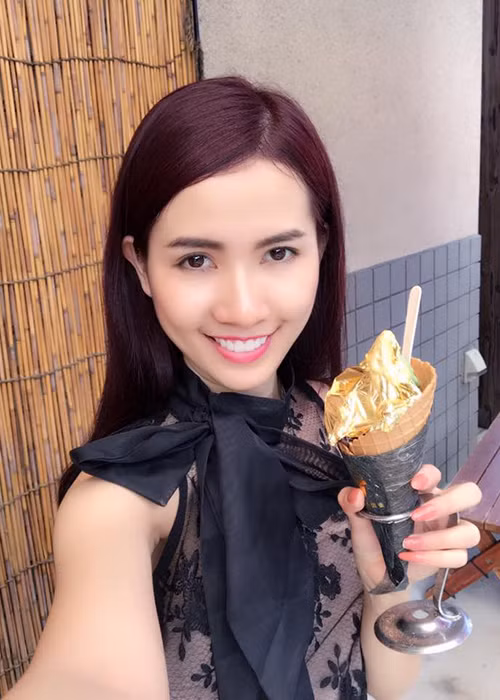 Người đẹp Phan Thị Mơ khoe được thưởng thức món kem dát vàng.