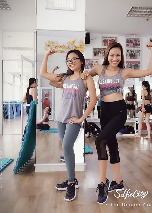 Phương Mỹ Chi và ca sĩ Khánh Ngọc mặc đồ đôi đi tập thể dục là một trong những tin tức sao Việt trong ngày 26/7.