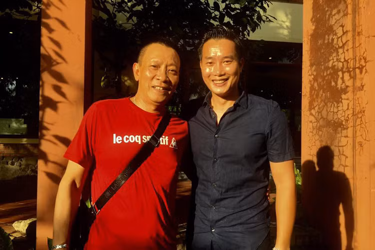 Hình ảnh MC Ai là triệu phú vui vẻ bên MC Hoa Thanh Tùng tại buổi tiệc chia tay. Ảnh: FBNV