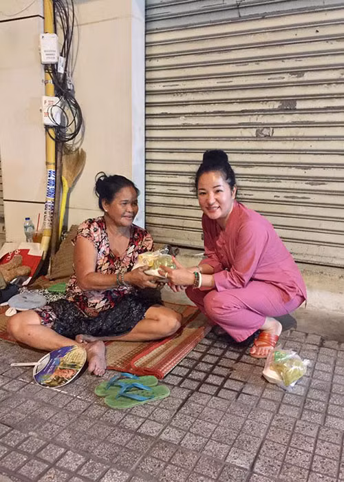 Là sao Việt chăm đi làm từ thiện, Thúy Nga vừa đi thăm và tặng quà những người vô gia cư.