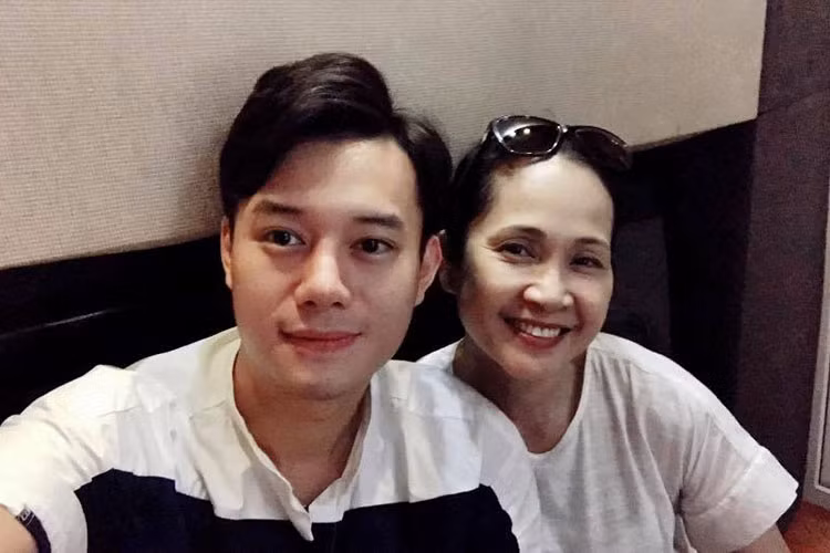 Diễn viên Anh Dũng hội ngộ NSND Lan Hương. “Bên cạnh mình là ai mà xinh thế nhỉ? Các bạn ai biết thì nói nhé. Đừng cãi chem chẻm ở trong ảnh của tớ nhé?”, Anh Dũng hóm hỉnh viết.