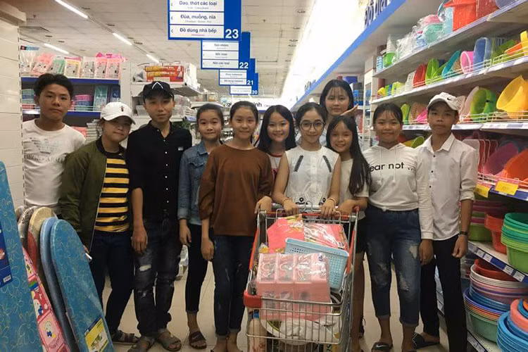 Đi siêu thị, Hồng Minh được nhiều fans nhí vây quanh xin chụp hình.