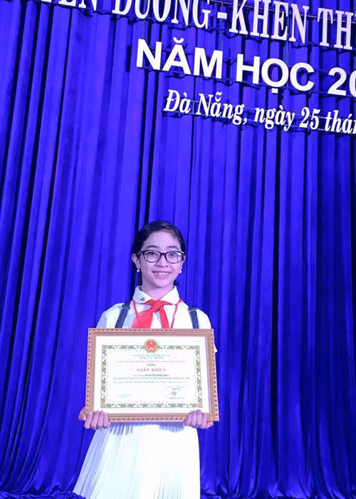 Chăm chỉ học tập, Hồng Minh từng được nhận bằng khen là học sinh tiêu biểu của TP Đà Nẵng 2016. Ngoài ra, cô bé còn lọt top 20 công dân tiêu biểu TP Đà Nẵng 2016.