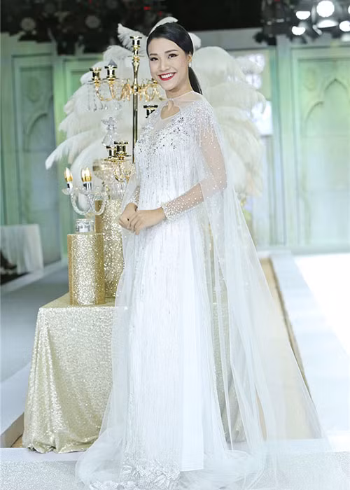 Dù vừa chia tay Huỳnh Anh, Hoàng Oanh vẫn nhận lời trình diễn bộ sưu tập áo cưới của một nhà thiết kế. Được biết, trong 3 năm qua, cô không tham gia biểu diễn thời trang để tập trung làm MC, đóng phim. Ảnh: Thể thao văn hóa
