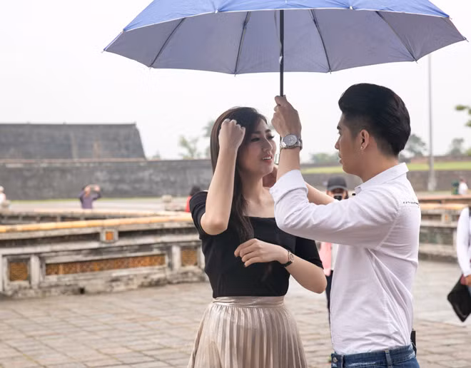 Phat sot: Noo Phuoc Thinh dua ban gai ve Hue gap ho hang-Hinh-3