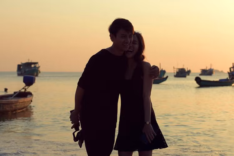 Cặp đôi có không ít khoảnh khắc ngọt ngào ở đời thường. Ảnh: FBNV
