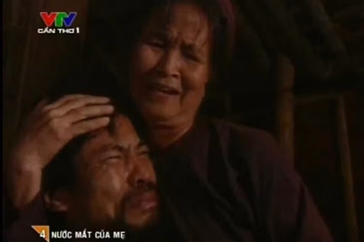 Bắc đại bàng trong "Cảnh sát hình sự” khiến nhiều người phải khiếp sợ bởi gương mặt dữ dằn cùng những hành động ngang tàng. Tuy nhiên, khi trở về trong vòng tay mẹ, Bắc đại bàng lại hiền khô, thậm chí khóc tu tu như một đứa trẻ. Ảnh: Phụ nữ news