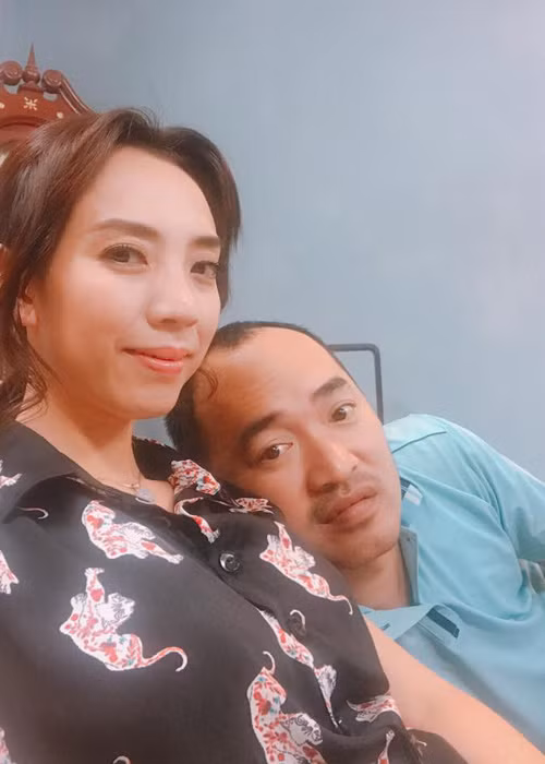Nữ diễn viên hài Thu Trang khoe ảnh bên Tiến Luật kèm chú thích: "Người đàn ông mạnh mẽ".