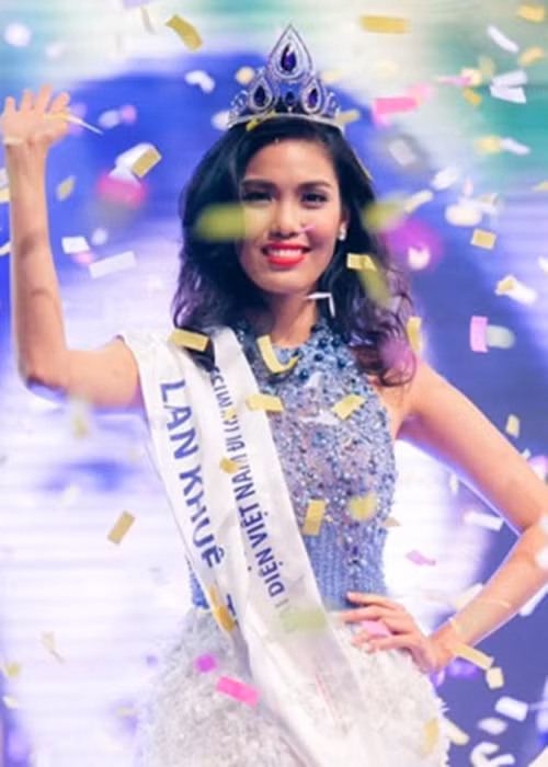 Với Lan Khuê, sau cuộc thi Siêu mẫu Việt Nam 2013, cô bất ngờ tham gia cuộc thi Hoa khôi Áo dài. Kết quả, Lan Khuê đã giành chiến thắng để trở thành đại diện Việt Nam đến với Hoa hậu Thế giới 2015. Ảnh: Lao động