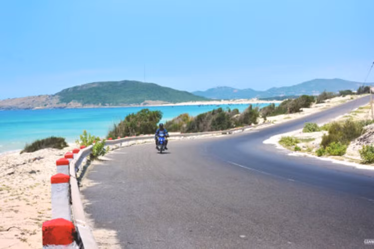 Đừng mải mê lướt trên đường quá mà quên dừng lại, in dấu chân lên những bãi cát nơi hoa muống biển xanh rì phủ đầy, rừng phi lao xanh ngắt và những làng chài mộc mạc.