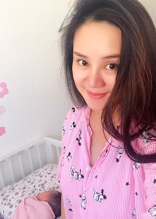 Nữ ca sĩ Vy Oanh lần đầu khoe hình ảnh của mình bên cô con gái mới sinh với người hâm mộ.