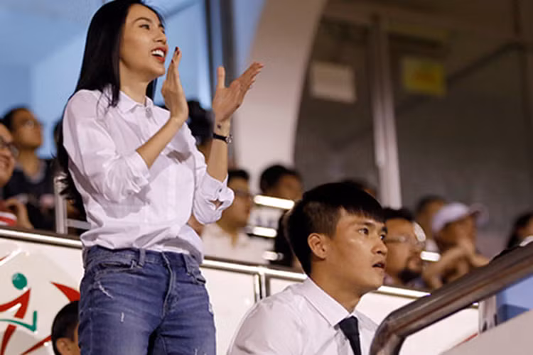 Trên khán đài, Thủy Tiên liên tục đứng lên vỗ tay cổ vũ cho đội bóng mới của Công Vinh. Ảnh: Khám Phá