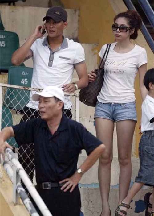 Thủy Tiên thỉnh thoảng cùng Công Vinh đi xem bóng đá. Trong ảnh, cặp đôi xuất hiện trên khán đài của một trận đấu vào năm 2009. Ảnh: Công Lý