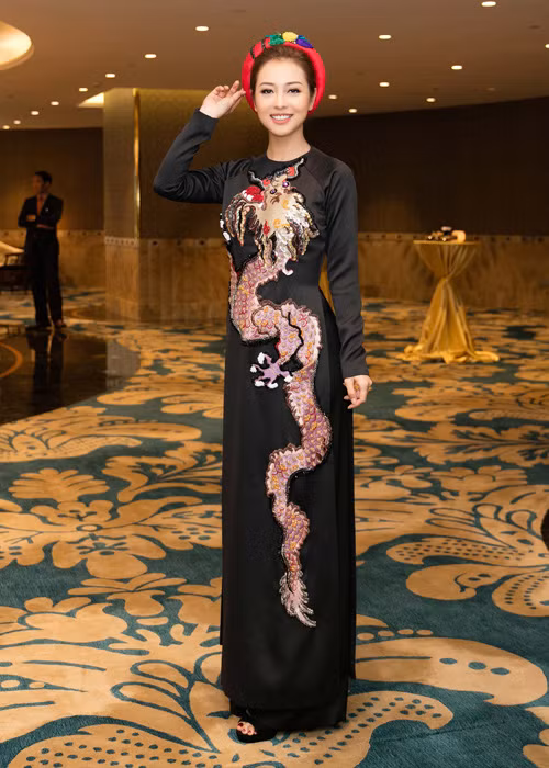 Dù sinh cậu con trai út cách đây không lâu nhưng người đẹp Jennifer Phạm đã nhanh chóng lấy lại vóc dáng.