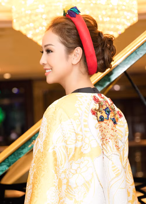 Hình ảnh Jennifer Phạm rạng rỡ thu hút sự chú ý của khách mời tham gia sự kiện.