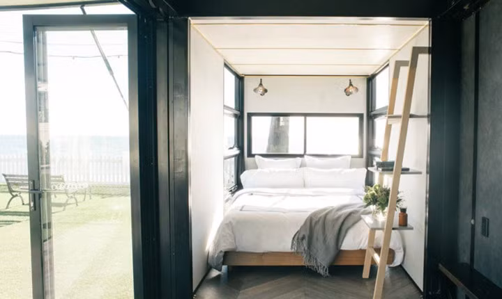 Trong mỗi phòng nghỉ dài 6m này đều được trang bị giường đôi, phòng khách với bồn rửa và khu vực quầy bar, phòng tắm.