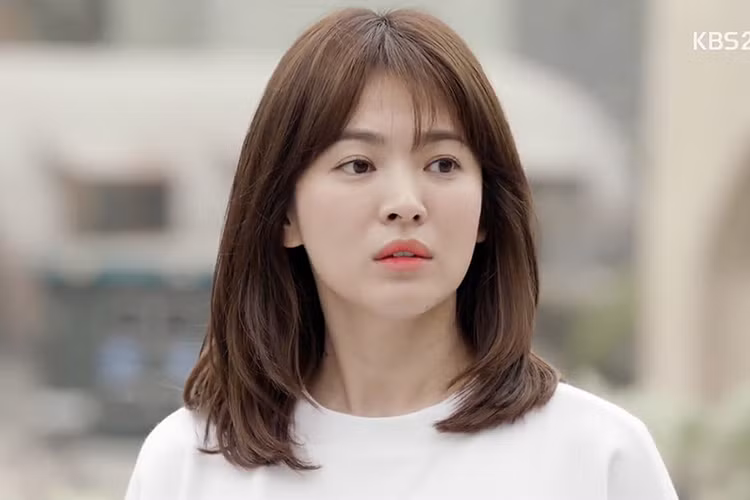Song Hye Kyo khiến người xem “Hậu duệ mặt trời” phải trầm trồ trước gương mặt xinh đẹp của mình. Ảnh: KBS