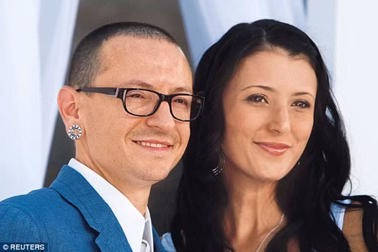 Trước khi qua đời, thủ lĩnh nhóm Linkin Park có một tổ ấm hạnh phúc bên người vợ thứ 2 và 6 người con. Ảnh: Dailymail