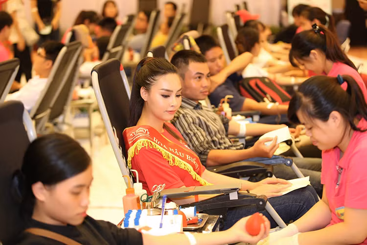 Xuất hiện tại sự kiện, Thùy Trang mặc trang phục trẻ trung, giản dị với quần jean, áo đỏ đồng phục và giày thể thao.