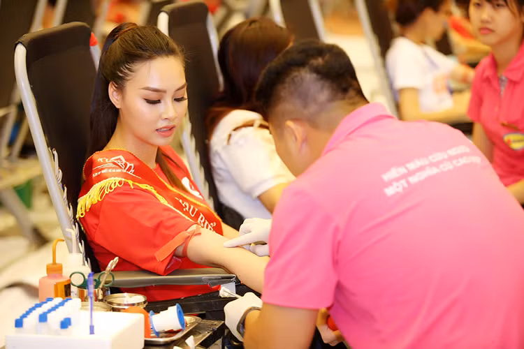 Thùy Trang đã đăng ký tham gia hiến máu, góp phần phá kỷ lục về hiến máu của chuỗi “Hành trình đỏ” sau 5 năm tổ chức.