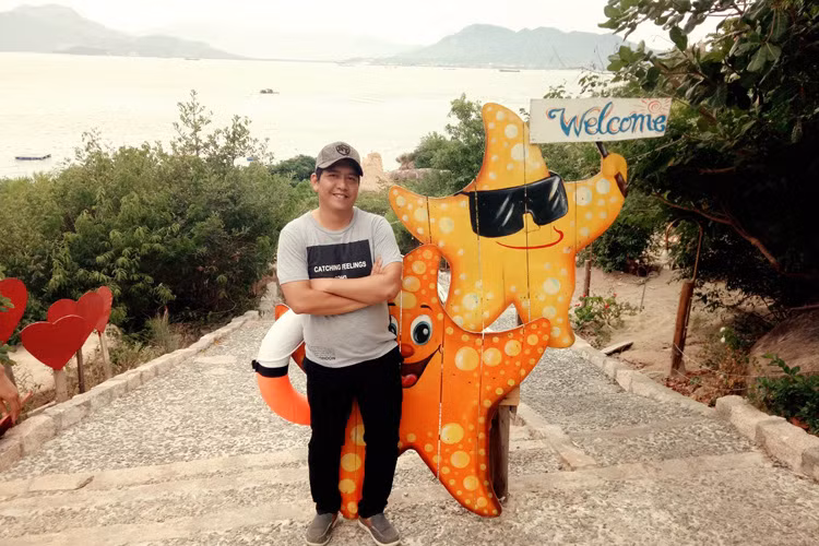"Khó khăn chỉ làm chùn bước những kẻ yếu đuối và lười biếng... Cố lên thôi... Mình chỉ mới 27 tuổi chứ mấy", đạo diễn Đỗ Đức Thịnh tự động viên bản thân.