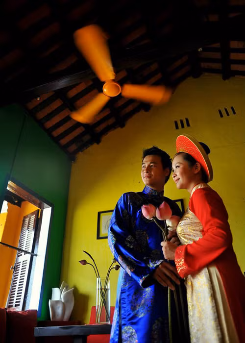 Theo lời Khải “Sở Khanh” “Người phán xử”, chính bà xã là người chủ động mua vé và rủ anh đi xem phim cùng và 1 tuần sau, cả hai chính thức hẹn hò. Ảnh: FBNV