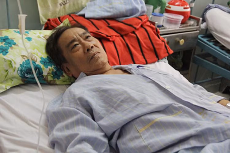 Nhạc sĩ Tô Thanh Tùng nhanh chóng nhập viện ở TP HCM. Tháng 9/2015, ông trải qua đợt hóa trị đầu tiên và sụt mất 12 kg so với ngày đầu nhập viện. Ảnh: Dân Việt