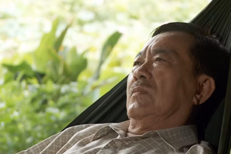 Trên giường bệnh, nhạc sĩ Tô Thanh Tùng vẫn miệt mài sáng tác. Ông đã viết ca khúc "Thiên thu" dành tặng riêng mình phút cuối đời. Ảnh: Cảnh sát toàn cầu