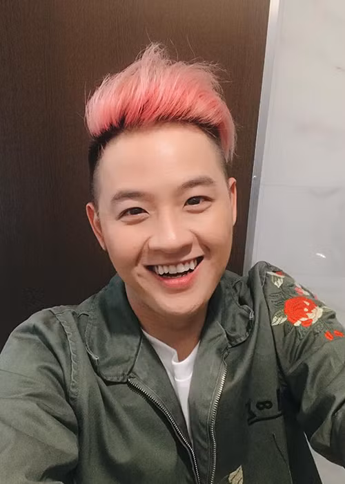 Thanh Duy Idol hết sức bất ngờ trước diện mạo mới của Đức Phúc: “Tôi không thể tin vào mắt mình! Mừng cho em nó quá! Hát hay mà lại đẹp trai thì trời ơi ai hại em, em ơi. Nói thiệt nhìn hình và coi clip mà tim mình rớt một nhịp luôn! Có nét của anh hai Lam Trường!”. Ảnh: FBNV