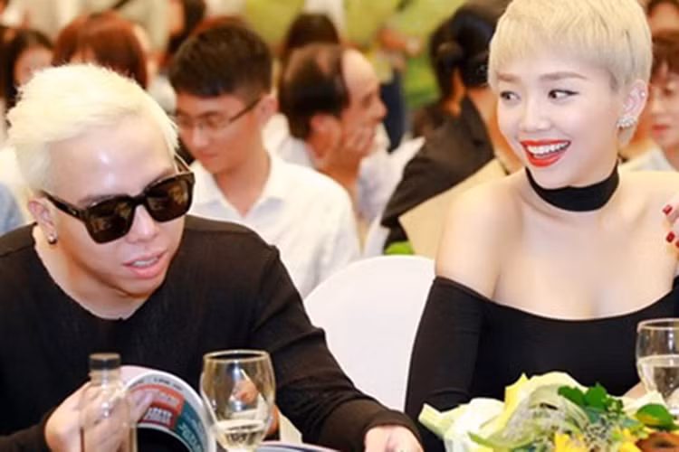 Mặc cho những hình ảnh tình tứ của cặp đôi tràn lan trên mặt báo, Tóc Tiên và Hoàng Touliver chưa từng thừa nhận hẹn hò mà cho biết chỉ coi nhau là bạn thân trong lĩnh vực âm nhạc.