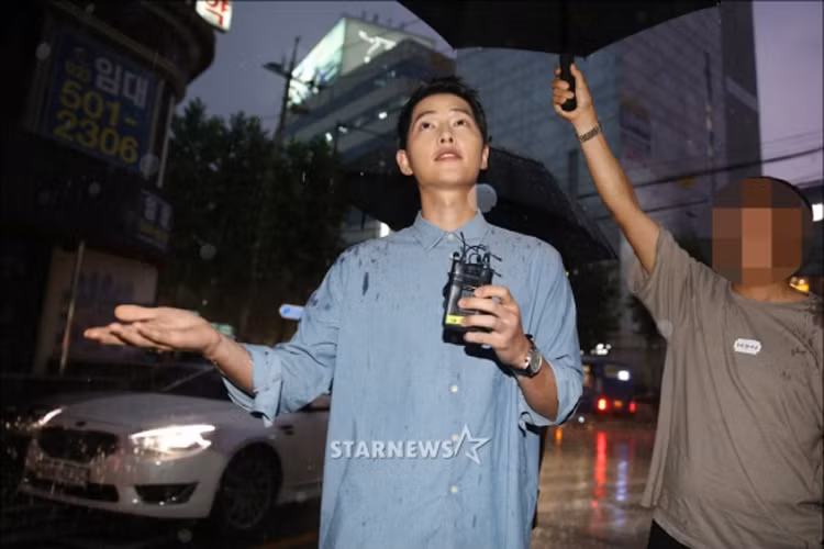 Đi quảng báo phim mới, chồng sắp cưới kém 4 tuổi của Song Hye Kyo ăn mặc trẻ trung, năng động. Ảnh: Starnews