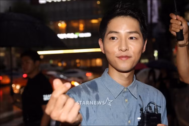 Nam diễn viên còn bắn tim tới người hâm mộ. Ảnh: Starnews
