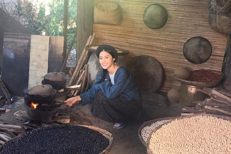 Các hoạt động nghệ thuật của Hạ Vi bị dư luận săm soi. Từng có tin đồn, Hạ Vi dùng mối quan hệ và tiền của bạn trai để mua vai chính trong “Tấm Cám: Chuyện chưa kể”. Rồi khi phim ra rạp, diễn xuất của cô bị chê là bình hoa di động. Ảnh: FBNV