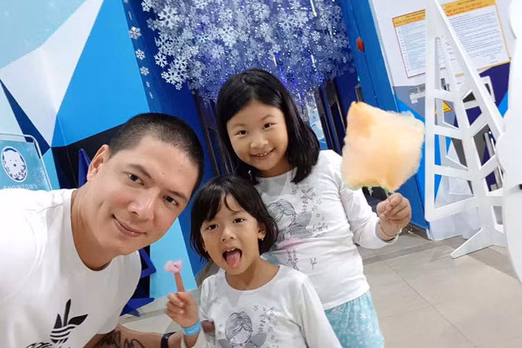 Bình Minh làm bảo mẫu để vợ yên tâm làm việc vào cuối tuần.