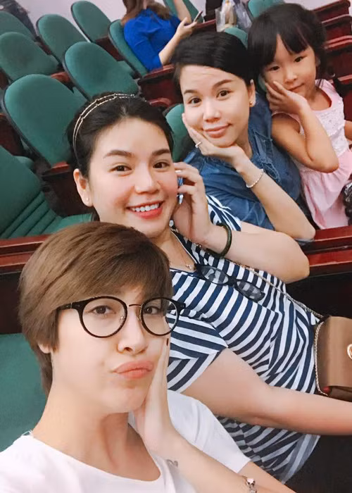 Ca sĩ Pha Lê đi xem phim ủng hộ nghệ sĩ Hồng Vân sau một ngày bận rộn cũng là hình ảnh hot của sao Việt trong 24h qua.