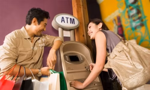 Cám cảnh gái xinh, giỏi làm “nô lệ” cho bạn trai đào mỏ Cam canh gai xinh, gioi lam “no le” cho ban trai dao mo