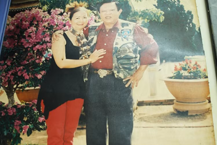 Mắc bệnh ung thư, bao nhiêu tiền có được nhạc sĩ Vinh Sử đều đổ vào thuốc thang, điều trị. Từng có bốn đời vợ nhưng ở tuổi xế chiều, ông sống một mình. Được biết, người vợ thứ 4 thường chỉ đến chăm sóc khi ông đau bệnh, còn con cái có cuộc sống cũng khó khăn, vất vả. Ảnh: NVCC