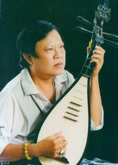 Vào thời kỳ hoàng kim, số tiền tác quyền từ các ca khúc đủ để nhạc sĩ Vinh Sử tậu xe hơi, nhà lầu. Tuy nhiên, ông lại sa đà vào những cuộc ăn chơi ở những nhà hàng sang trọng bậc nhất Sài Gòn với chi phí hàng chục lượng vàng mỗi đêm. Ảnh: Lao động