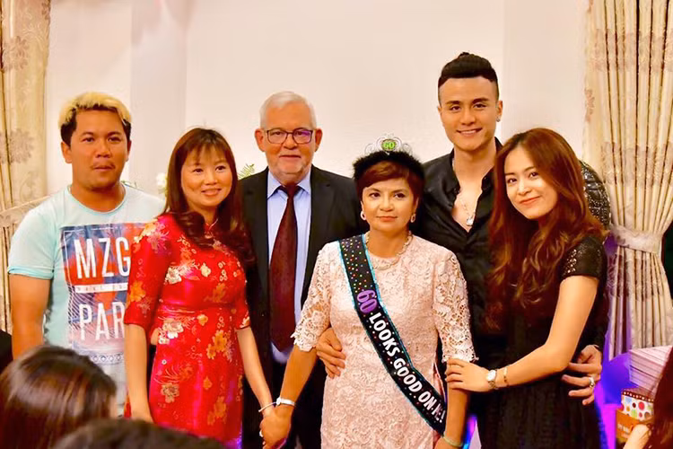 Hoang Thuy Linh than thiet voi gia dinh sieu mau Vinh Thuy