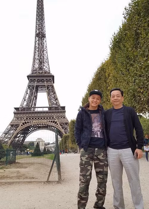 Hình ảnh NSND Hoàng Dũng tươi rói bên diễn viên Hồng Đăng trong chuyến du lịch Paris.
