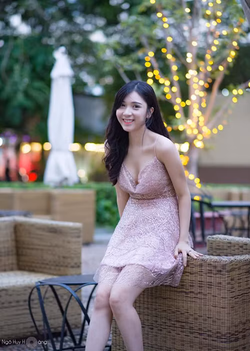 Bạn gái 9x của Quang Lê sở hữu gương mặt xinh đẹp, thân hình gợi cảm và làn da trắng nõn. Ảnh: FBNV