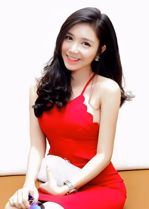 Sở hữu thân hình khá chuẩn, Thanh Bi thường xuyên diện trang phục bó sát khoe những đường cong gợi cảm. Ảnh: FBNV