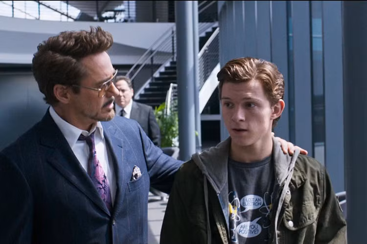 Đáp trả lại tinh thần “xin việc” quá nhiệt tình từ Peter Parker, Tony Stark (Người Sắt) vỗ về cậu trở về đúng là “người hàng xóm thân thiện” chuyên giúp đỡ người già, tóm tụi ăn cắp vặt.