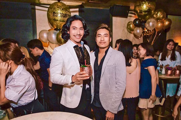 NTK Lý Quí Khánh và diễn viên Kiều Minh Tuấn vừa gặp gỡ nhưng đã trò chuyện rất tâm đầu ý hợp.
