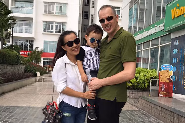Lý Thanh Thảo rạng ngời hạnh phúc bên chồng sắp cưới và cậu con trai lai Tây đáng yêu.