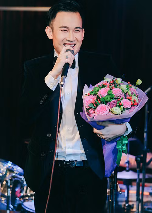 Dương Triệu Vũ khoe khoảnh khắc cười rạng rỡ kèm chú thích hài hước: "Xin lỗi, anh không thể đẹp trai hơn nữa".