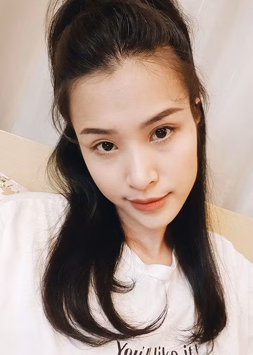 Là sao Việt sở hữu nhan sắc xinh đẹp, Đông Nhi mặc giản dị ở đời thường nhưng vẫn hút mọi ánh nhìn.