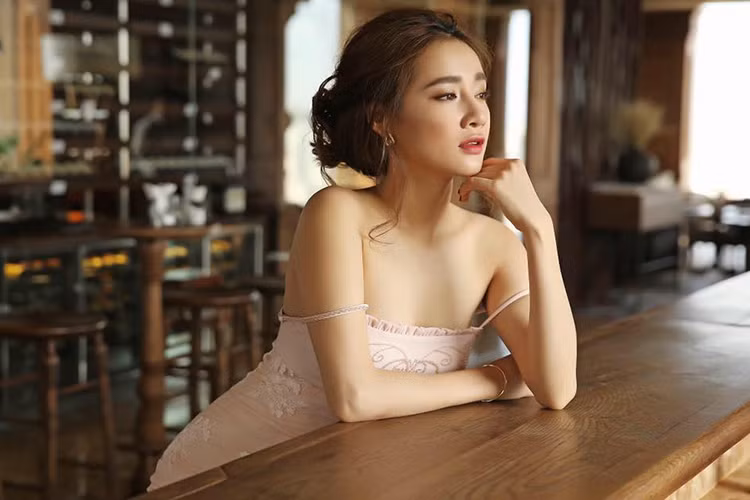 Bạn gái của Trường Giang sở hữu gương mặt với những đường nét thanh tú cùng đôi mắt to tròn, đẹp hút hồn cùng vóc dáng gợi cảm. Ảnh: FBNV