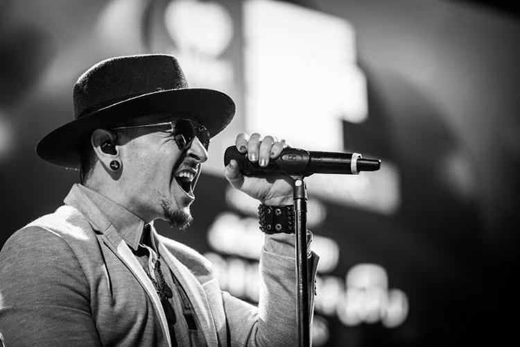 Chester tiết lộ: “Tôi bị người bạn này quấy rối bắt đầu từ những động chạm nhỏ đến loạt hành động xâm phạm điên rồ. Tôi bị đánh và ép làm những điều tôi không muốn. Sự việc đó đã hủy hoại sự tự tin của tôi”. Ảnh: Getty Images