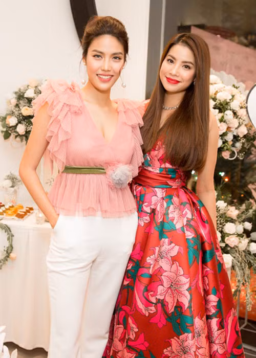 Đông đảo nghệ sĩ và bạn bè đã tới chúc mừng Hoa hậu hoàn vũ Việt Nam 2015 trong lần đầu tiên “lấn sân” kinh doanh. Trong ảnh, Phạm Hương hội ngộ Lan Khuê.